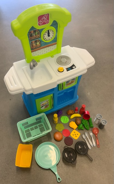 Step 2 Little Cooks Kitchen And Accessories   Ip216 