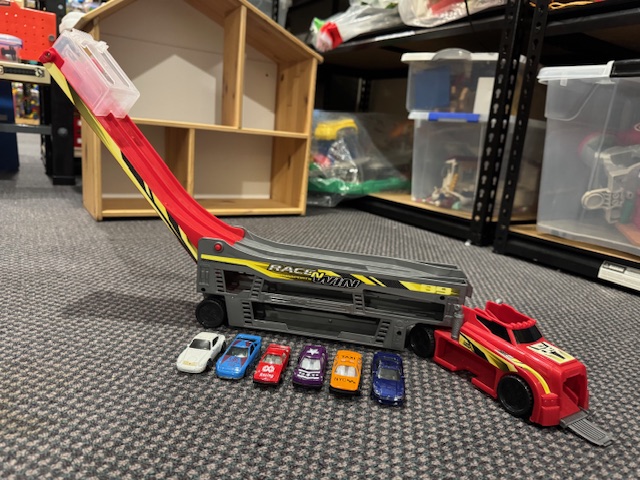 Race & Win Carrier Truck-Ramp with 6 cars