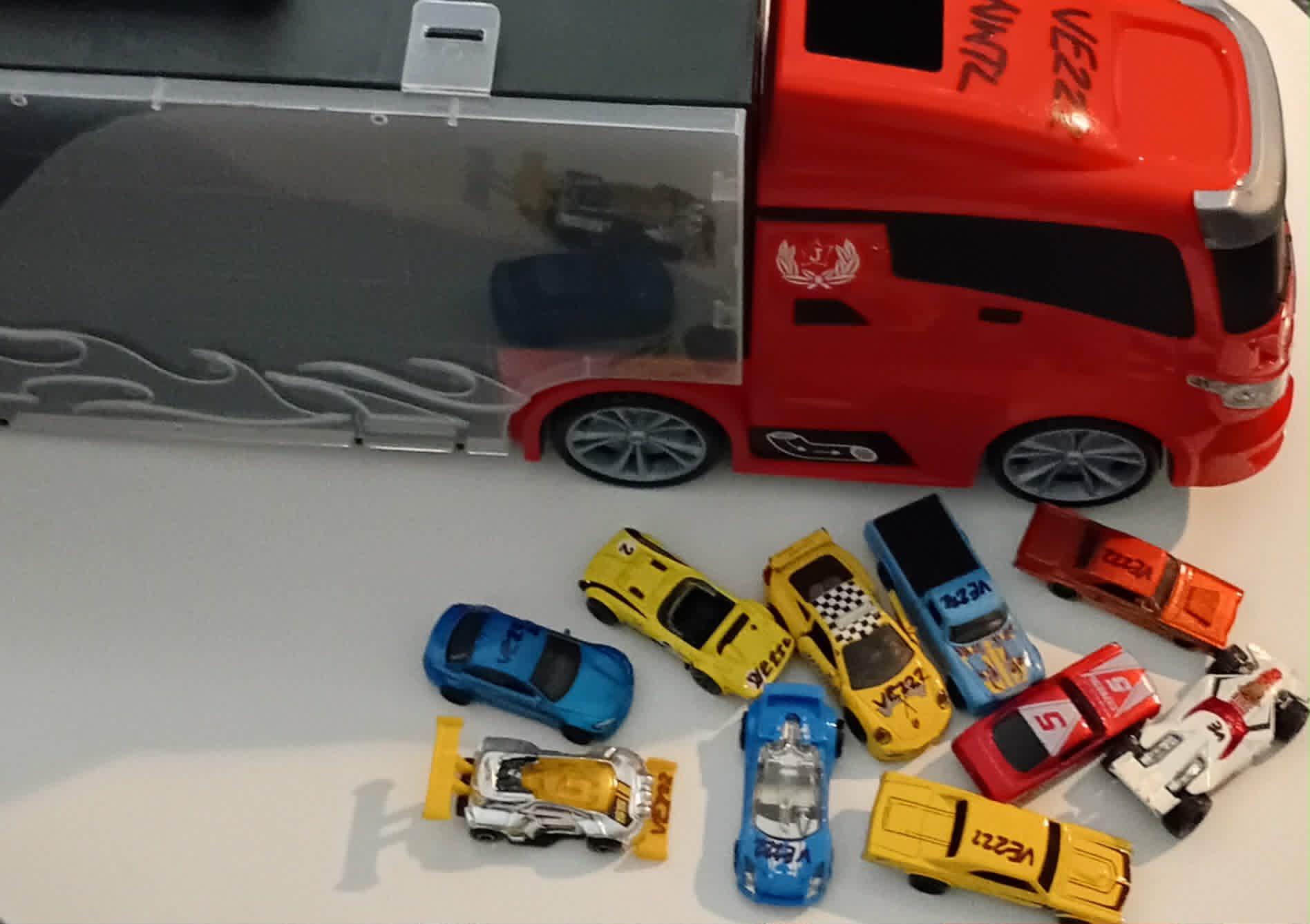 Hot Wheels Carrier with 10 cars